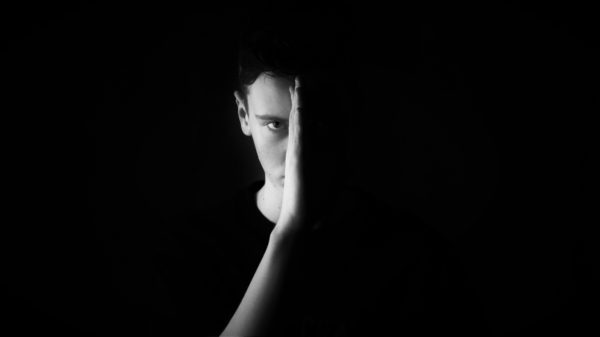 stress : visage entre ombre et lumière
