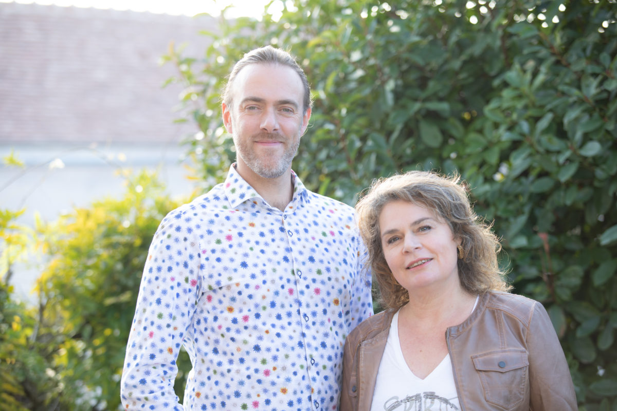 Amanda et Michel debout à l'extérieur