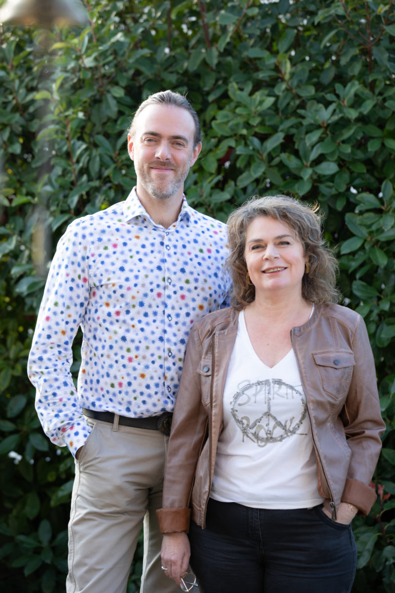 Amanda et Michel debout en extérieur